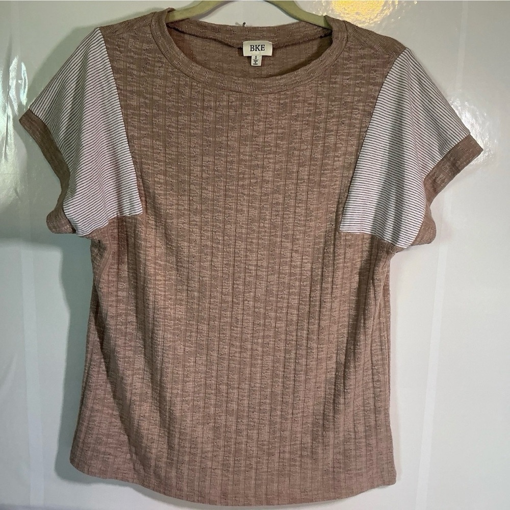 BKE Textured Tan and White Short Sleeve Top